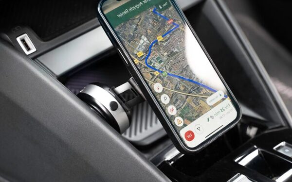 SkyGrip che tiene il telefono in auto